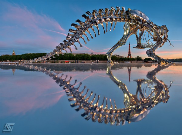 T-Rex chromat instalat pe râul Sena în Paris