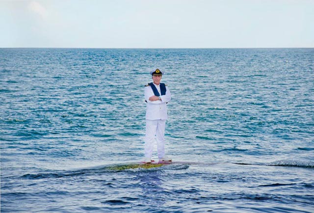 captain-stands-on-bulbous-bow-of-queen-marry-2-2